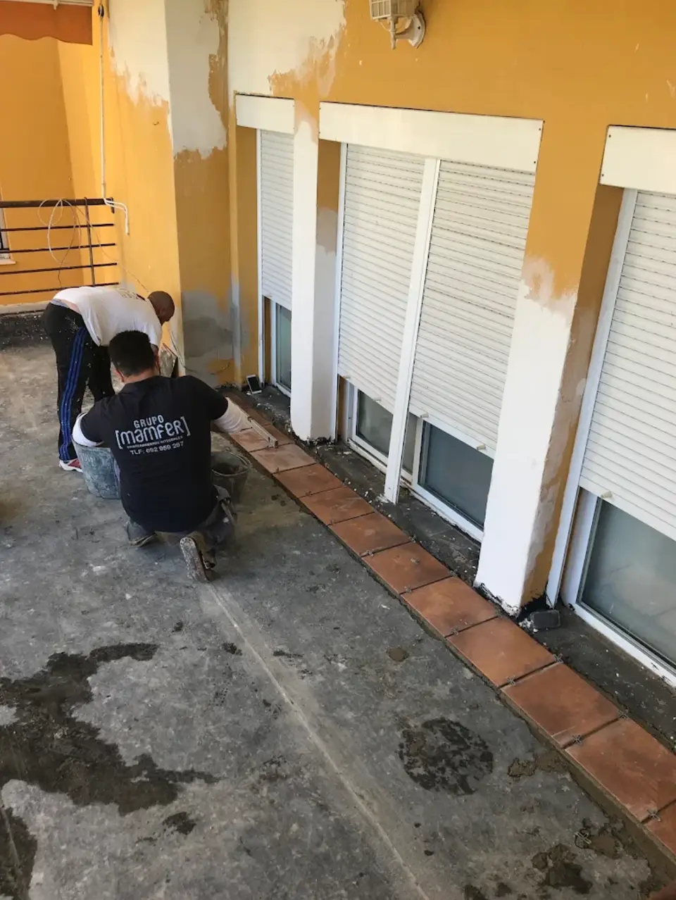 Nuestro equipo poniendo solería en una terraza