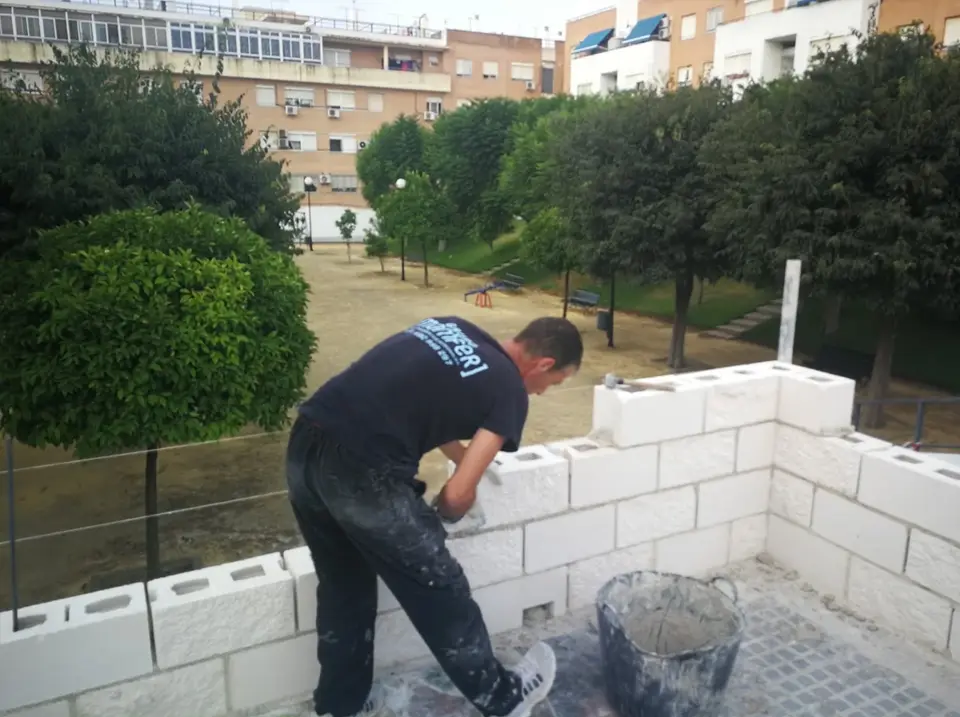 Obra: levantando un muro